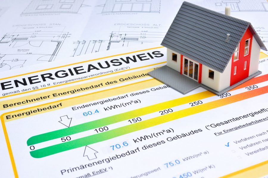 Energieausweis mit Gebäudemodell und Bauunterlagen
