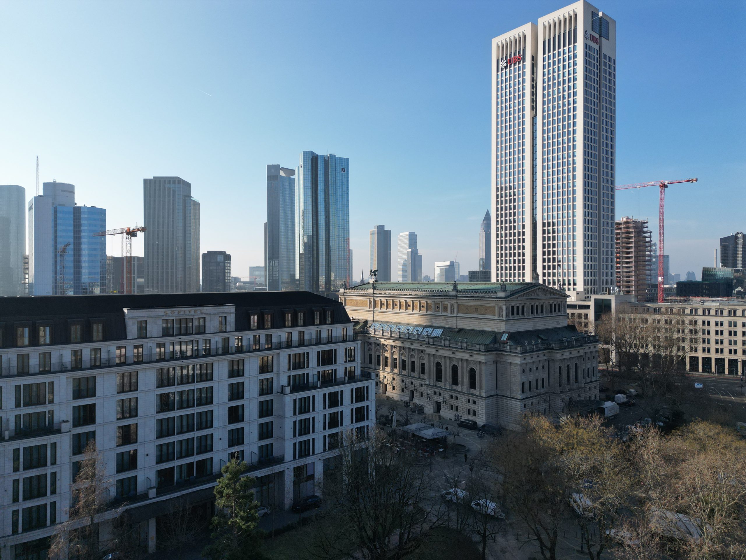 Frankfurt Skyline mit Fokus auf Energieberatung und Immobilien im Rhein-Main-Gebiet