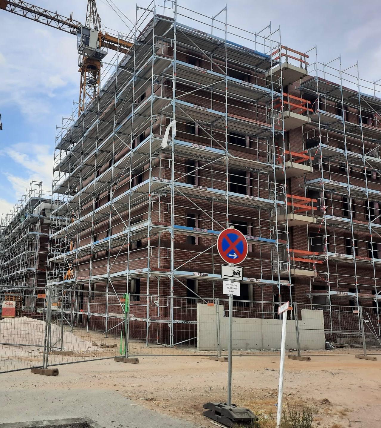 Energetische Sanierung eines Bürogebäudes in Frankfurt mit Fenstertausch und Fassadendämmung